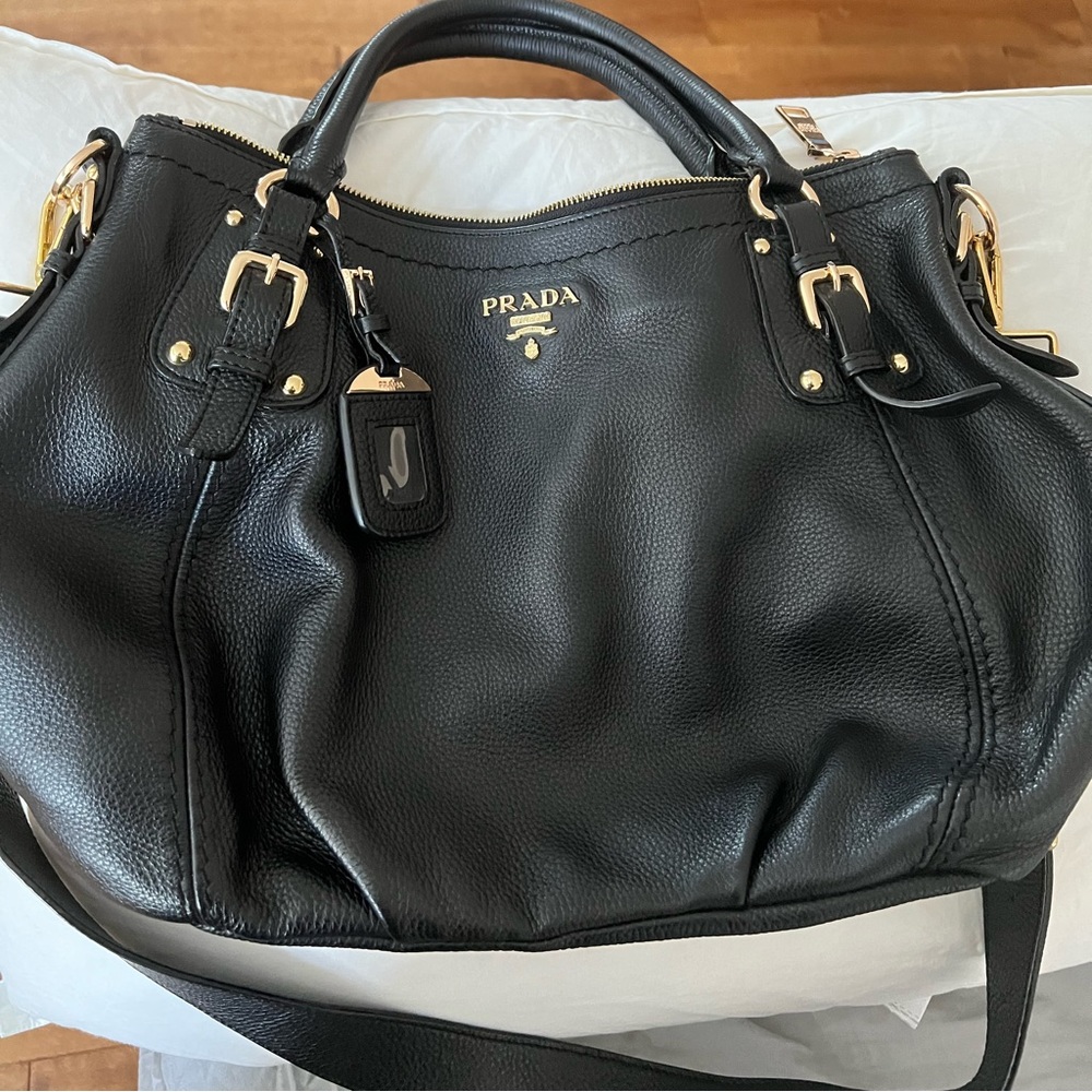 Prada leather very nice bag in excellent condition